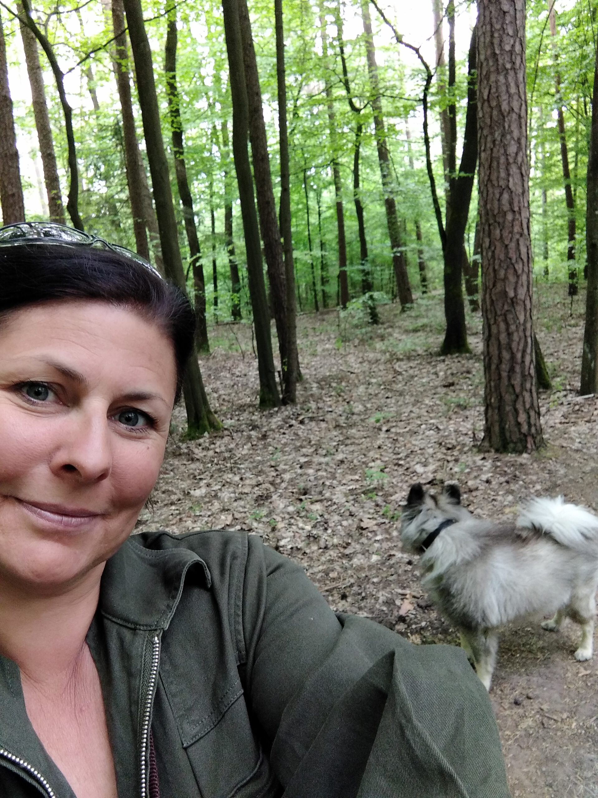 Foto von Daniela Neubauer im Wald mit Hund